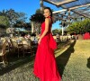Rafa Kalimann suou um vestido vermelho longo no casamento que aconteceu de dia na fazenda da família em Goiânia.