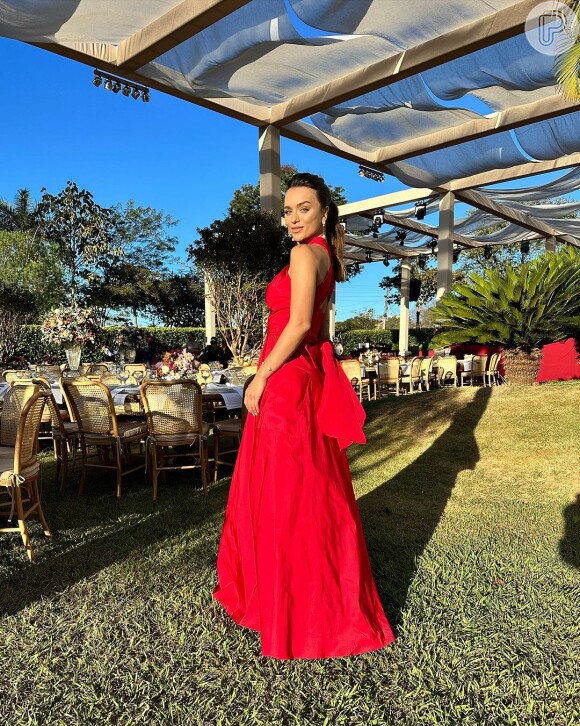 Rafa Kalimann suou um vestido vermelho longo no casamento que aconteceu de dia na fazenda da família em Goiânia.