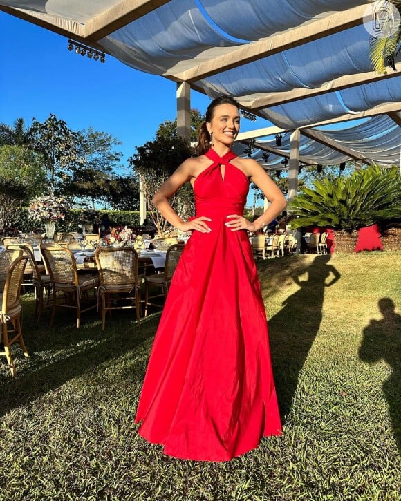 Rafa Kalimann usou um vestido de festa vermelho para o casamento de sua mãe. O cabelo ela usou preso além de poucas joias.
