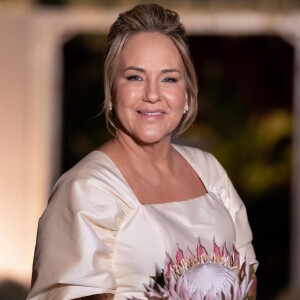 Em seu novo casamento, Genilda Fernandes, mãe de Rafa Kalimann optou por um buquê com apenas duas flores, porém enormes.