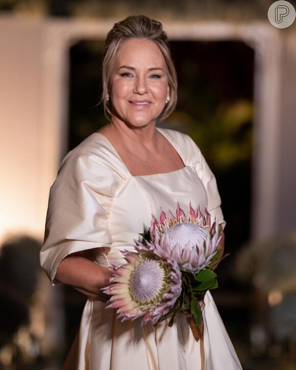 Em seu novo casamento, Genilda Fernandes, mãe de Rafa Kalimann optou por um buquê com apenas duas flores, porém enormes.