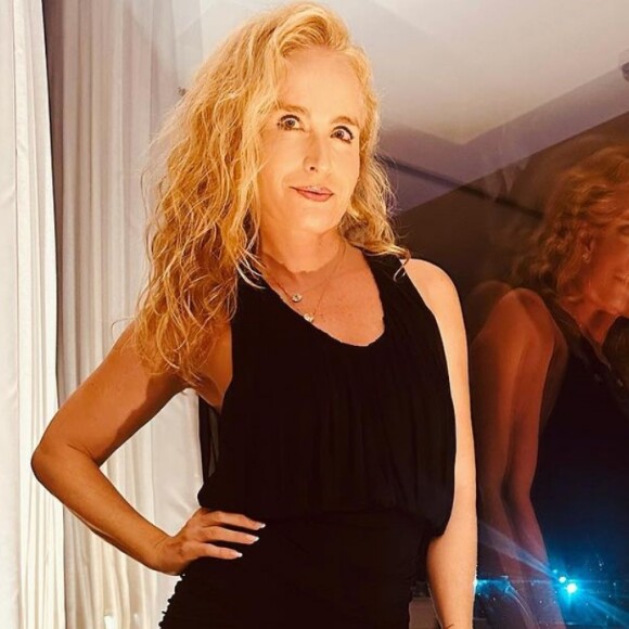 Angélica usa um vestido preto básico e ganha comentários controversos.