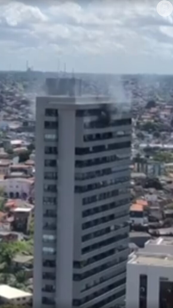 Imagens do prédio em chamas, localizado em Recife, logo tomaram conta da internet