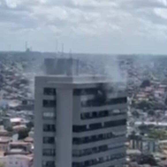 Imagens do prédio em chamas, localizado em Recife, logo tomaram conta da internet