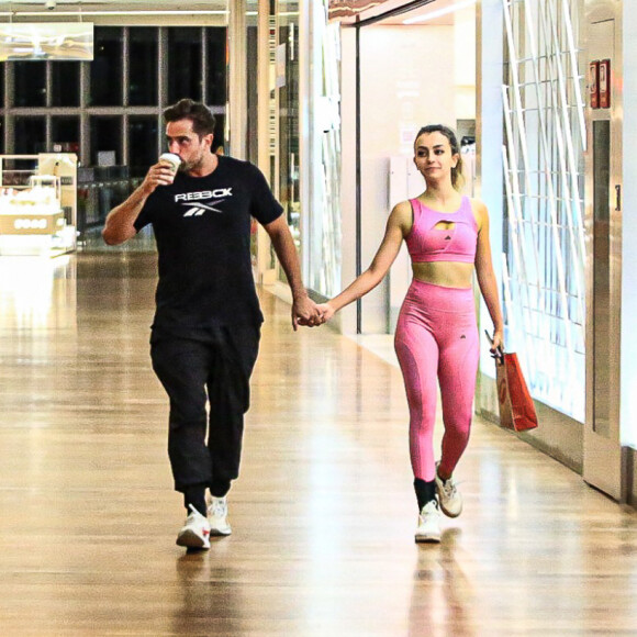 Rafael Cardoso logo assumiu um romance com a modelo Vivian Linhares