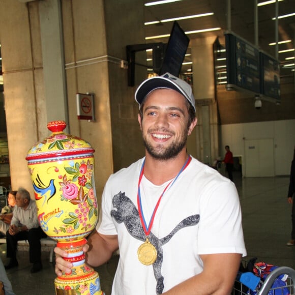 Agora Rafael Cardoso reatou novamente seu namoro com Vivian Linhares