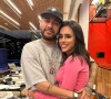Neymar namora com Bruna Biancardi que perdoou a traição do jogador que começou pela internet.