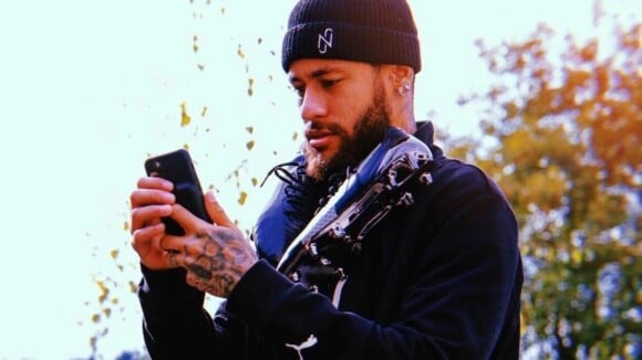 Neymar, após começar última pulada de cerca pela web, tem dezenas de números de telefone pelo Brasil, diz colunista