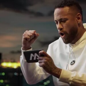 Neymar chegou até a fazer campanha publicitária usando celular.   
