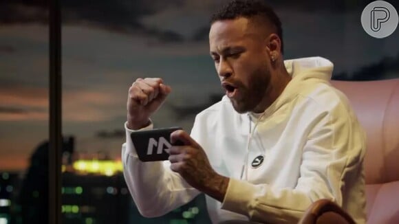 Neymar chegou até a fazer campanha publicitária usando celular.   
