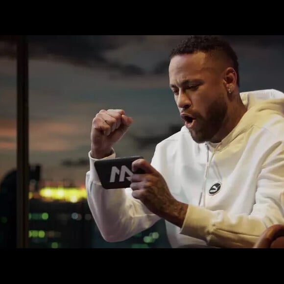 Neymar chegou até a fazer campanha publicitária usando celular.   
