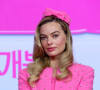 Margot Robbie, de "Barbie", viaja para cabana de luxo com 14 amigas que tem chef particular, bebidas à vontade e um spa extravagante