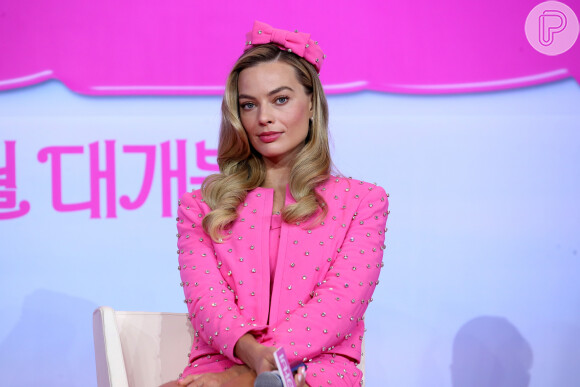 Margot Robbie, de "Barbie", viaja para cabana de luxo com 14 amigas que tem chef particular, bebidas à vontade e um spa extravagante