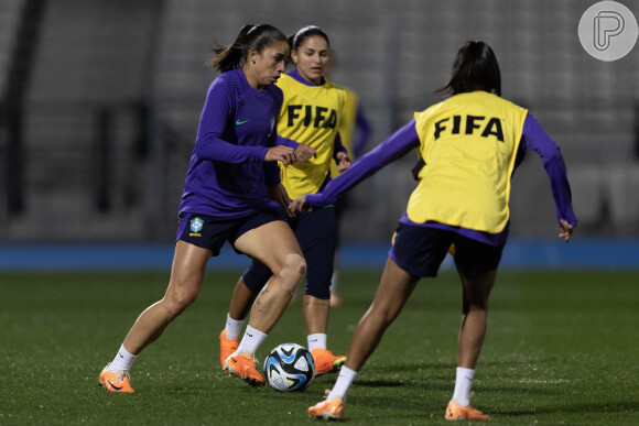 Debinha participou do último treino da seleção brasileira antes do jogo contra o time da Jamaica na Copa do Mundo.