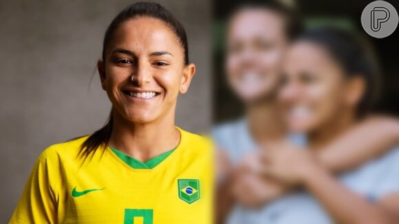 Debinha é uma das jogadoras da Seleção Brasileira que vive um romance com uma mulher.