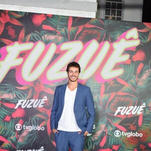 Novela 'Fuzuê': Michel Joelsas usa look azul e branco na festa de lançamento do folhetim