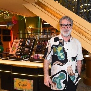 Novela 'Fuzuê': Leopoldo Pacheco usa blusa estampada na festa de lançamento do folhetim