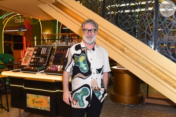 Novela 'Fuzuê': Leopoldo Pacheco usa blusa estampada na festa de lançamento do folhetim