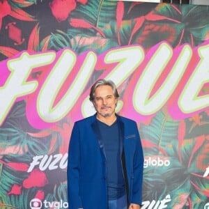 'Fuzuê': Edson Celulari vai com terno azul para festa de lançamento da novela