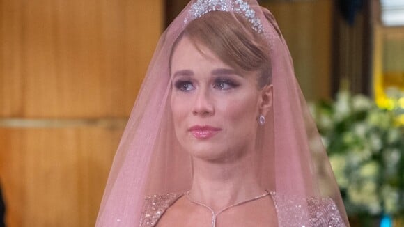Casamento de Gilda e Orlando em 'Amor Perfeito': cerimônia é marcada por look poderoso da vilã e surpresas