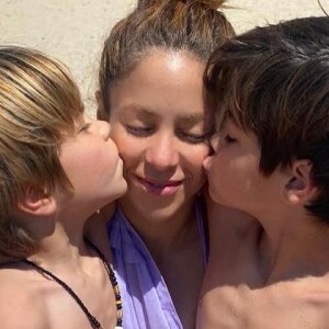Shakira no meio do processo turbulento com Piqué tentou preservar ao máximo os filhos Milan e Sasha.