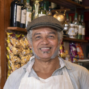Domingos (Deo Garcez) é pai de Jefinho Sem-Vergonha e dono do Quintal Carioca, bar famoso pelo bolinho de frango