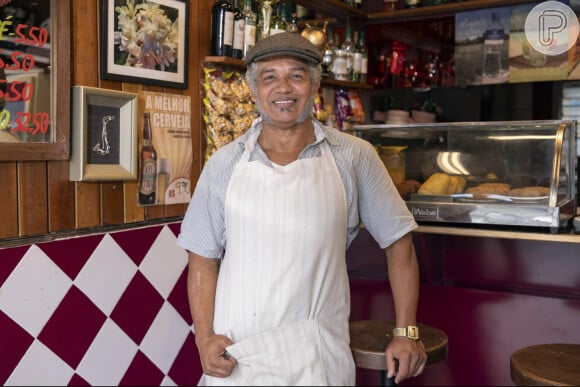 Domingos (Deo Garcez) é pai de Jefinho Sem-Vergonha e dono do Quintal Carioca, bar famoso pelo bolinho de frango