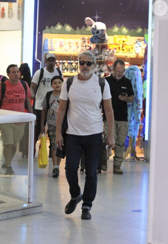 Alexandre Borges passou desapercebido em um dos aeroportos do Rio de Janeiro.