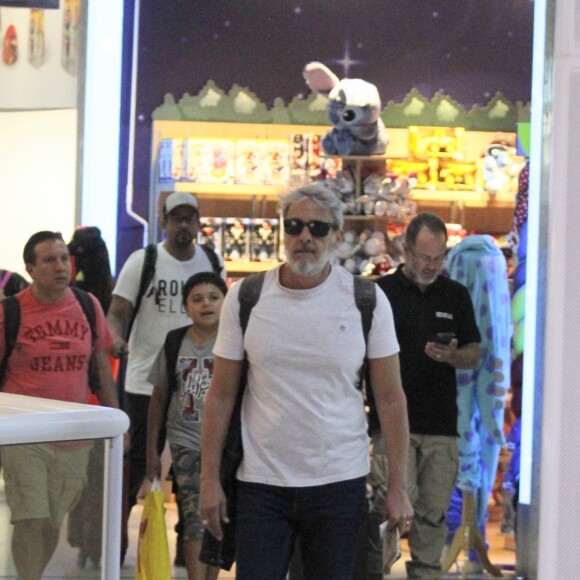 Alexandre Borges passou desapercebido em um dos aeroportos do Rio de Janeiro.