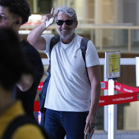 Alexandre Borges ao perceber o paparazzi foi simpático e acenou. Não são todos os artistas que são assim não é?