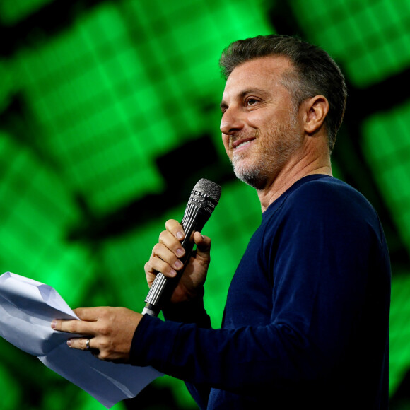 Luciano Huck fez um PIX de R$ 10 mil para a iniciativa, mas foi criticado por internautas que consideraram o valor baixo diante de sua fortuna