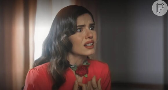 Camila Queiroz ri bastante com brincadeira de fã envolvendo grande revelação de 'Amor Perfeito' durante 'Criança Esperança'