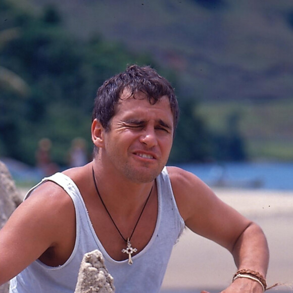 Tonho da Lua (Marcos Frota) é salvo por Alzira (Giovanna Gold) em plano mortal de Raquel (Gloria Pires) na novela 'Mulheres de Areia' (1993)