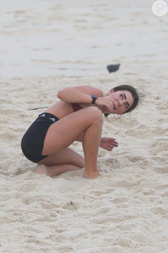 Jade Picon é sempre vista pelas praias do Rio de Janeiro se exercitando.