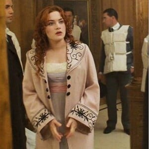 Em 'Titanic', Rose (Kate Winslet) aparece com o sobretudo no final do fime, quando navio já está afundando