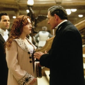 Sobretudo usado por Rose (Kate Winslet) em 'Titanic' será leiloado até o dia 13 de setembro e valor pode chegar até R$ 490 mil