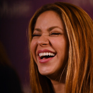 Shakira estaria curtindo bem sua vida de solteira com tantos supostos namorados famosos, não?