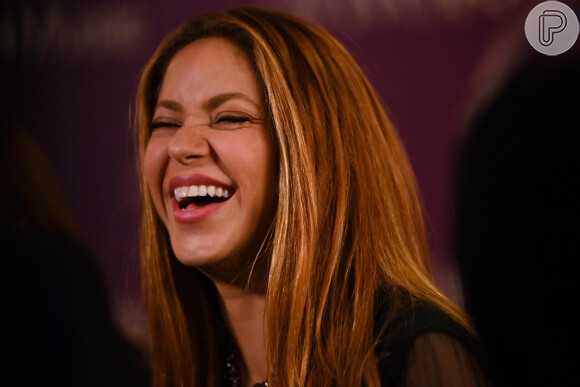 Shakira estaria curtindo bem sua vida de solteira com tantos supostos namorados famosos, não?