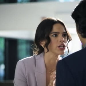 Personagem de Bruna Marquezine também é o par romântico do principal em 'Besouro Azul'