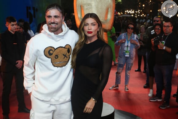 Enquanto Reynaldo Gianecchini apostou em um look branco incluindo um moletom, Grazi Massafera foi vestida de forma mais elegante