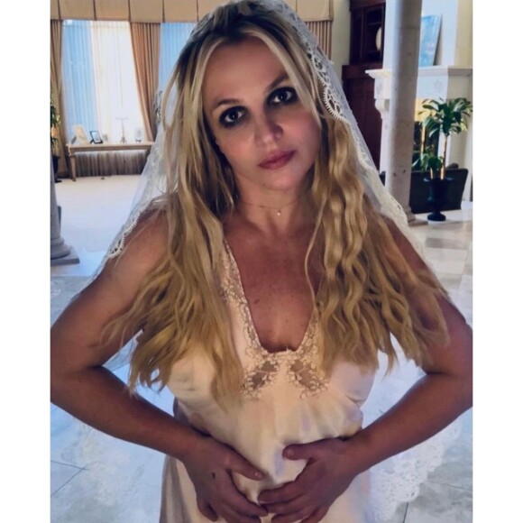 Britney Spears relaciona divórcio de Sam Asghari com polêmica a respeito de tutela dos pais: 'Você deveria ser amado incondicionalmente... Não sob condições'