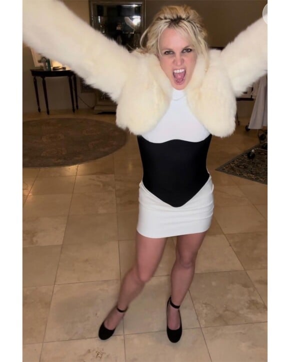 Britney Spears sai para curtir noitada com homens musculosos sem camisa após divórcio de Sam Asghari