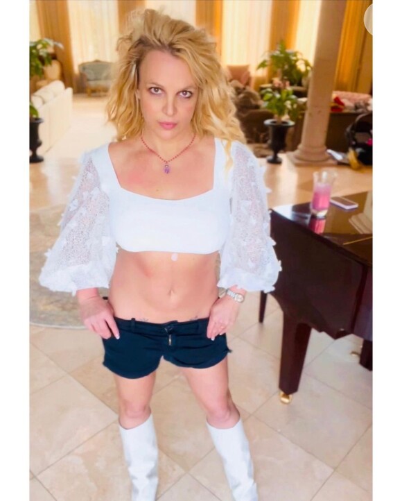 Britney Spears se diverte com amigos depois de se divorciar de Sam Asghari