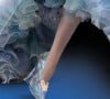 Réplica do sapatinho de cristal de Cinderla é uma parceria entre Swarovski e Disney em homenagem aos 100 anos do estúdio