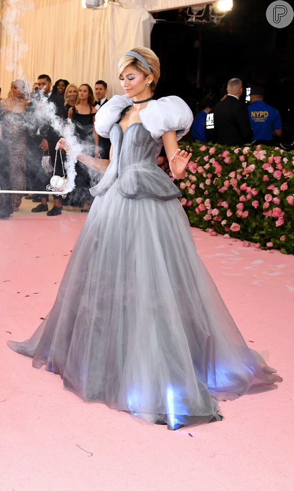 Zendaya chegou com um vestida Cinderela no MET Gala de 2019