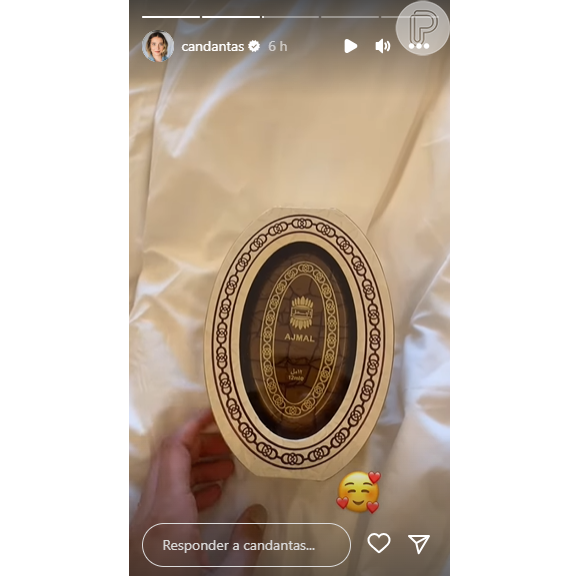 Carol Dantas mostrou no Instagram para suas seguidoras que ela ganhou um perfume diferente.