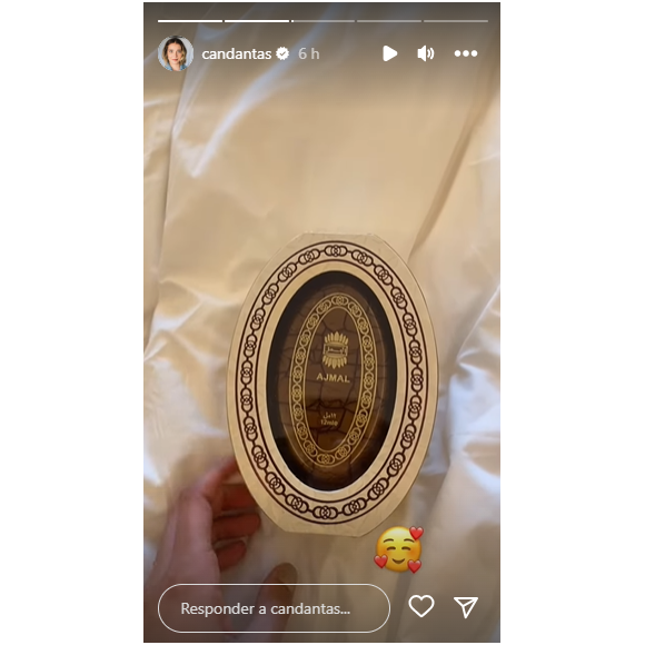 Carol Dantas mostrou no Instagram para suas seguidoras que ela ganhou um perfume diferente.