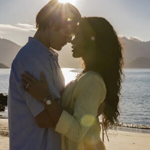 Luna e Miguel deram o primeiro beijo durante um passeio pela praia em Paraty