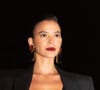 Bruna Marquezine já usou look com transparência all black e uma carteira vermelha