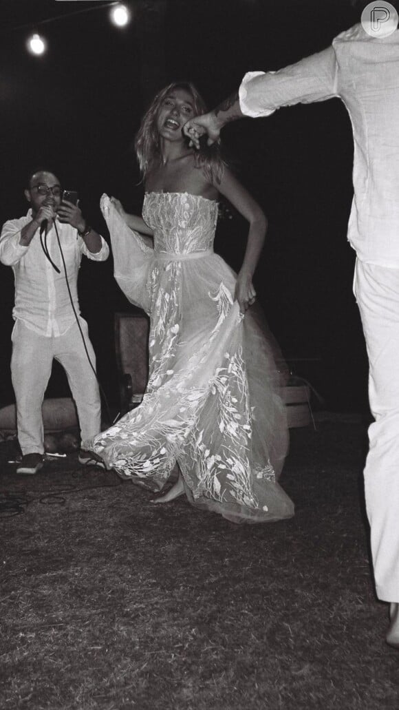 Sasha Meneguel foi uma noiva que desenhou o próprio vestido de noiva e optou por se casar de tenis no civil. Já na festa ela ficou descalça mesmo